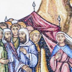 Miriam e undici uomini fuori da una tenda agitata dal vento 